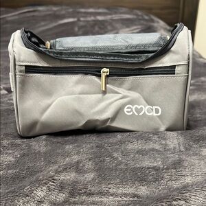 EMCD Gray Toiletry Bag